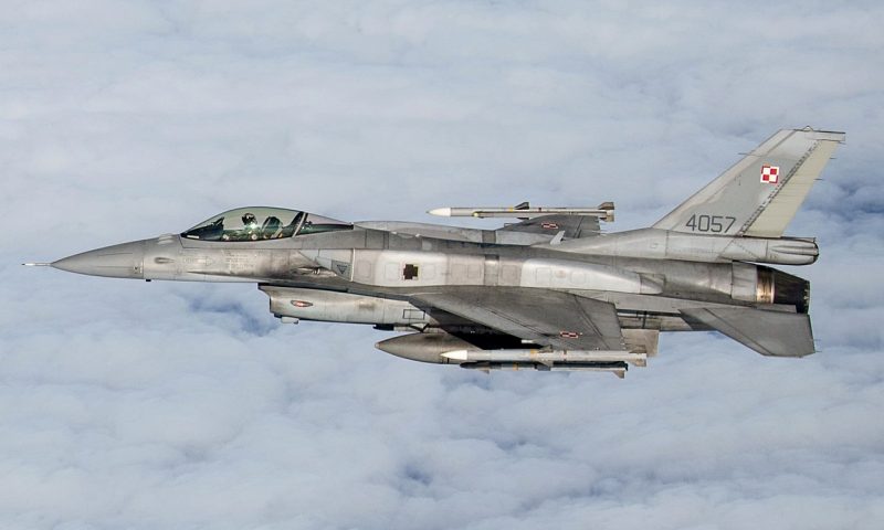 Poľská stíhačka F-16 s raketami AMRAAM na koncoch krídel. Zdroj foto: USAF